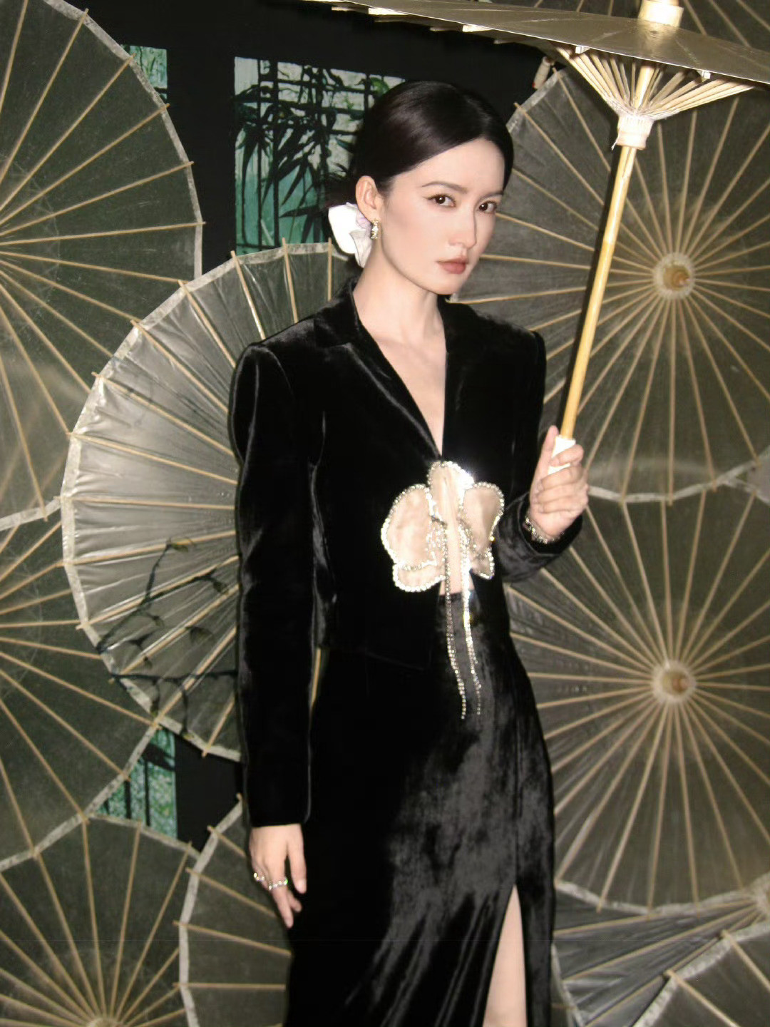 李沁新造型绝了！黑丝绒裙装配油纸伞，古典与时尚碰撞​​​