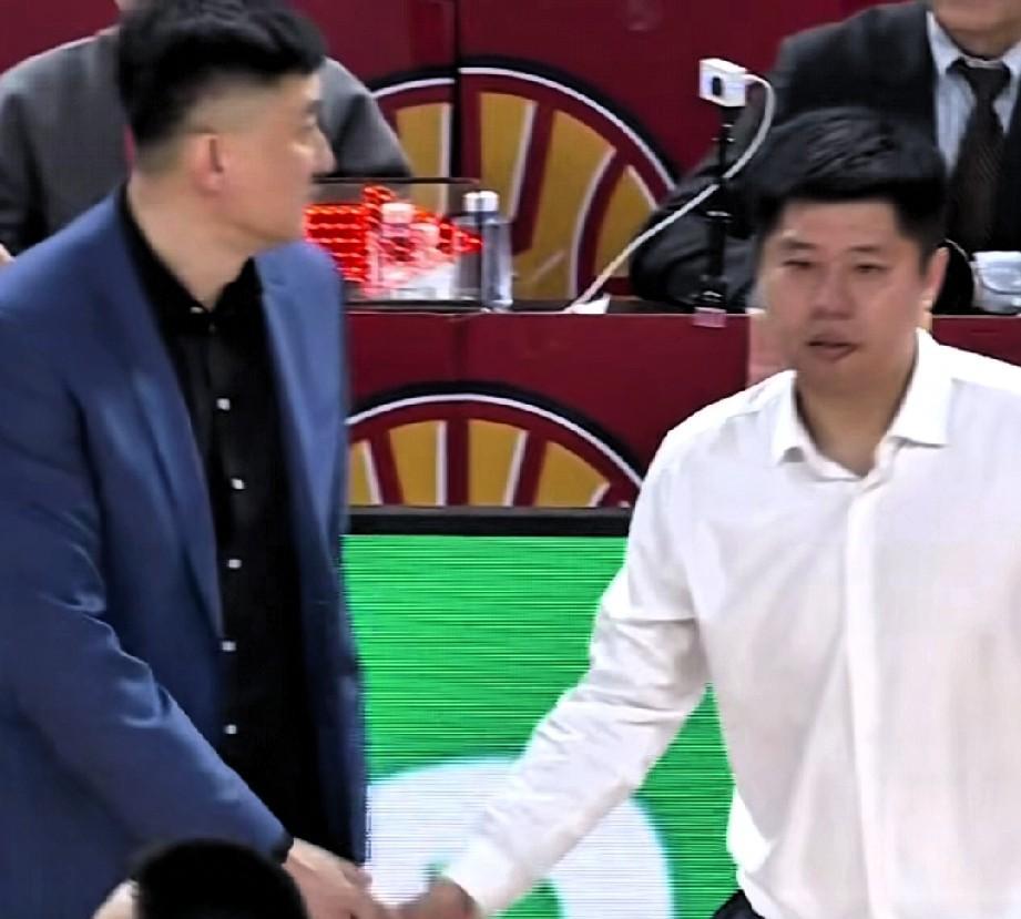 杜锋和潘江赛后握手无目光接触！潘江挺不服气，面色铁青，在握手前还在场边训斥自己