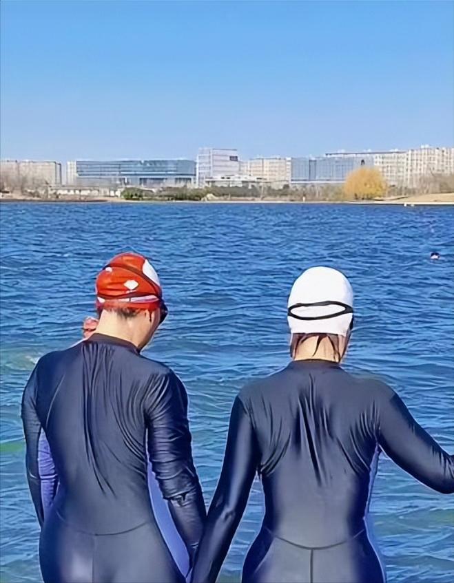 浙江温州，一富豪跟年轻美女去冬泳，私下掏了135万给对方，其中很多都是表达爱意的