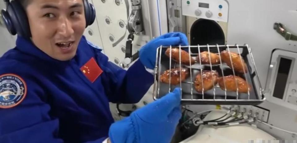 坦白说，看到神舟二十号因不明碎片撞击被迫推迟返航，我并不意外。在今天的近地轨