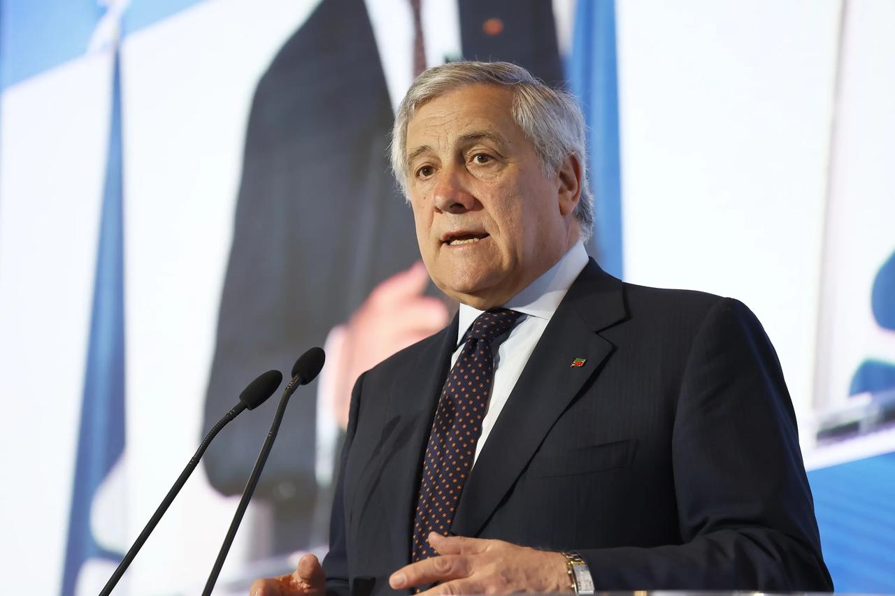 据媒体报道，在俄美乌三方会议今天举行之际‼️意大利外交部长称泽连斯基昨日在达沃