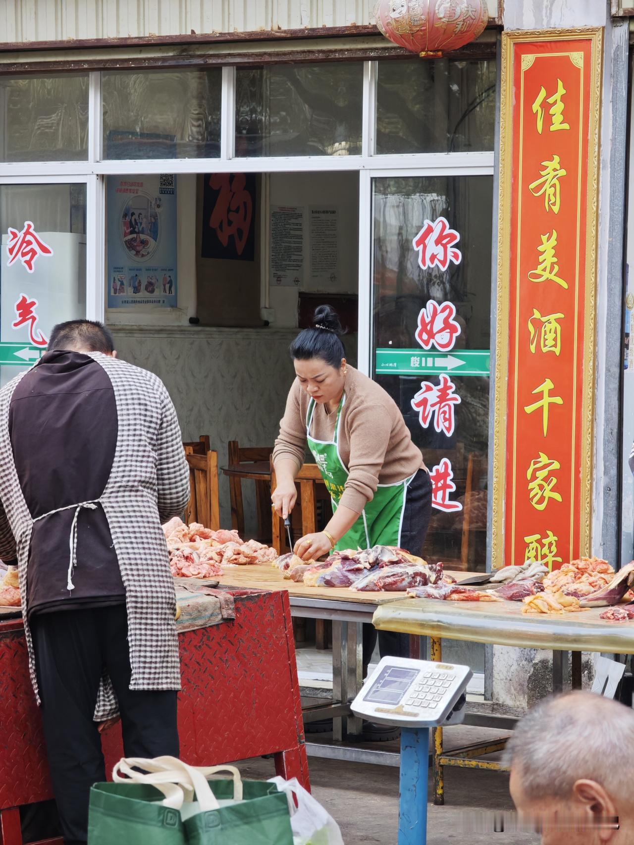 晒图笔记大赛这家餐馆的食材应该不差哦，路过看到在店门口现场分解牛肉，可想这家店做