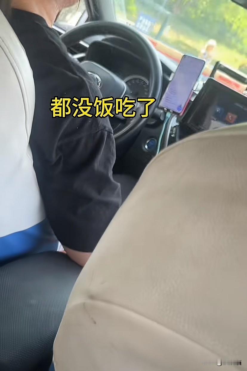 江苏宜兴，女生乘坐出租车却被司机生气吐槽：你是因为手机没电才来坐出租车，你手机有