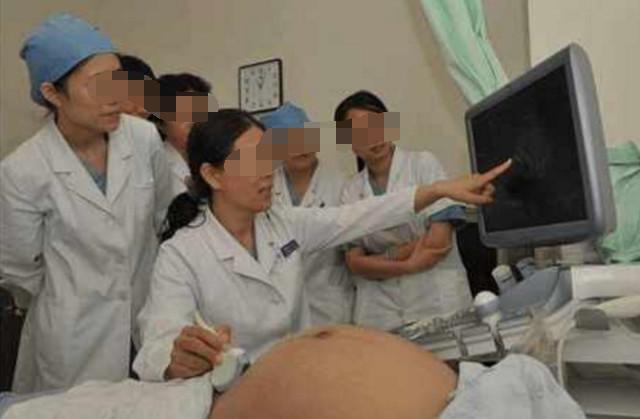 宝宝三天都没有排便, 医生检查后, 得知原因的母亲嚎啕大哭