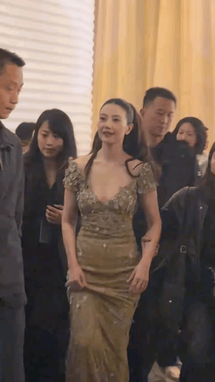 高圆圆脸的花期也太短了，两颊脸蛋下垂，因为眼睛大，眼角的皱纹也异常明显和同行的