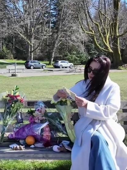 王祖贤追忆张国荣，网友：真是人鬼情未了时间过得真快，又是张国荣的祭日。王祖贤