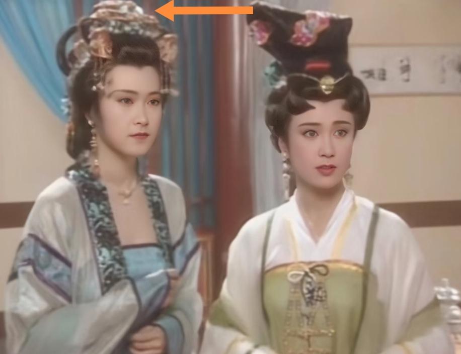 当年剧组的发型师真的很懂扬长避短！我感觉他们应该是考虑到，傅艺伟饰演的杨妃个子没