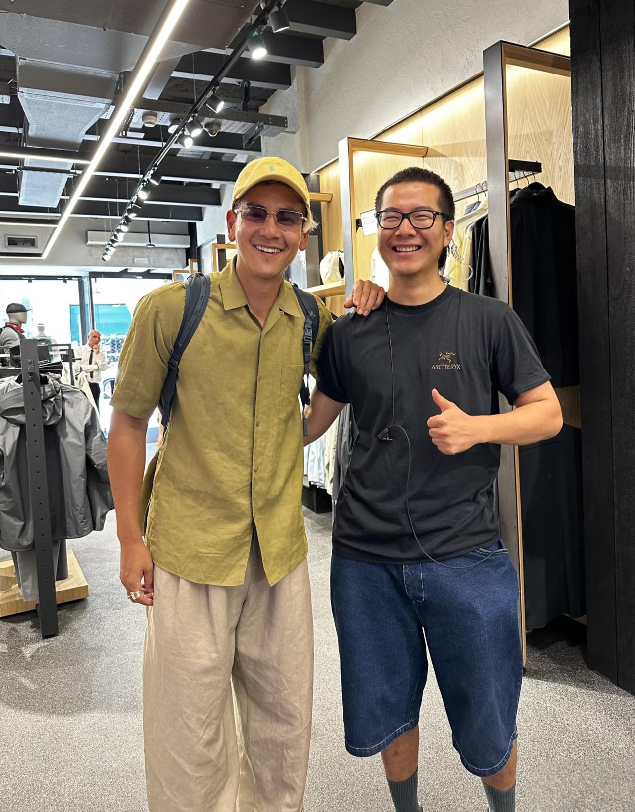 44岁彭于晏现身意大利一间服装店买衣服被偶遇，他染了一头金发，穿衣打扮时尚，皮肤