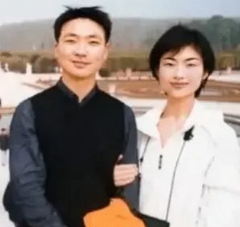 康辉跟妻子刘雅洁是央视同事，两个人专心搞事业不要孩子。没想到，这成了父母的心病。