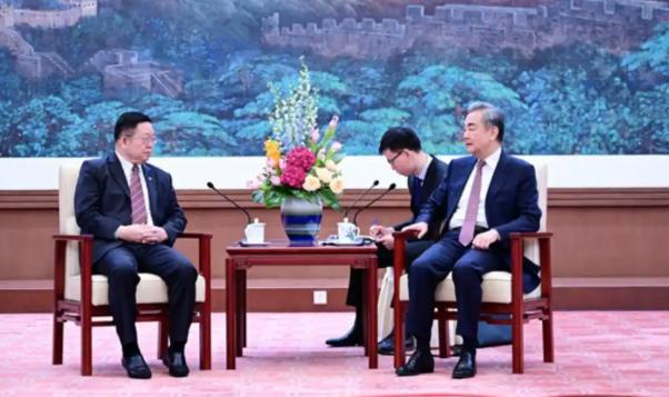马科斯万万没有想到，菲律宾搭台的东盟外长会竟然先拆掉了自己的台，据公开报道，中方
