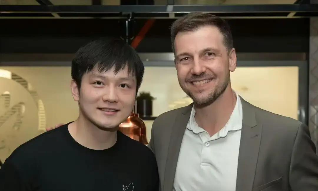 别再把樊振东当“外派球员”看了。他现身皇马主场，C罗主动走来握手。他在训练