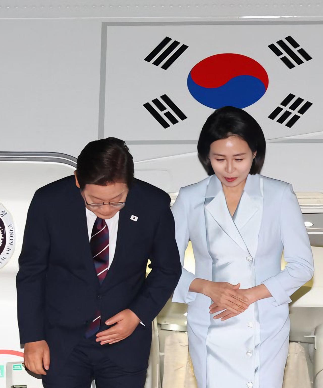 韩国第一夫人衣品好，淡蓝色丝绸套装绝美