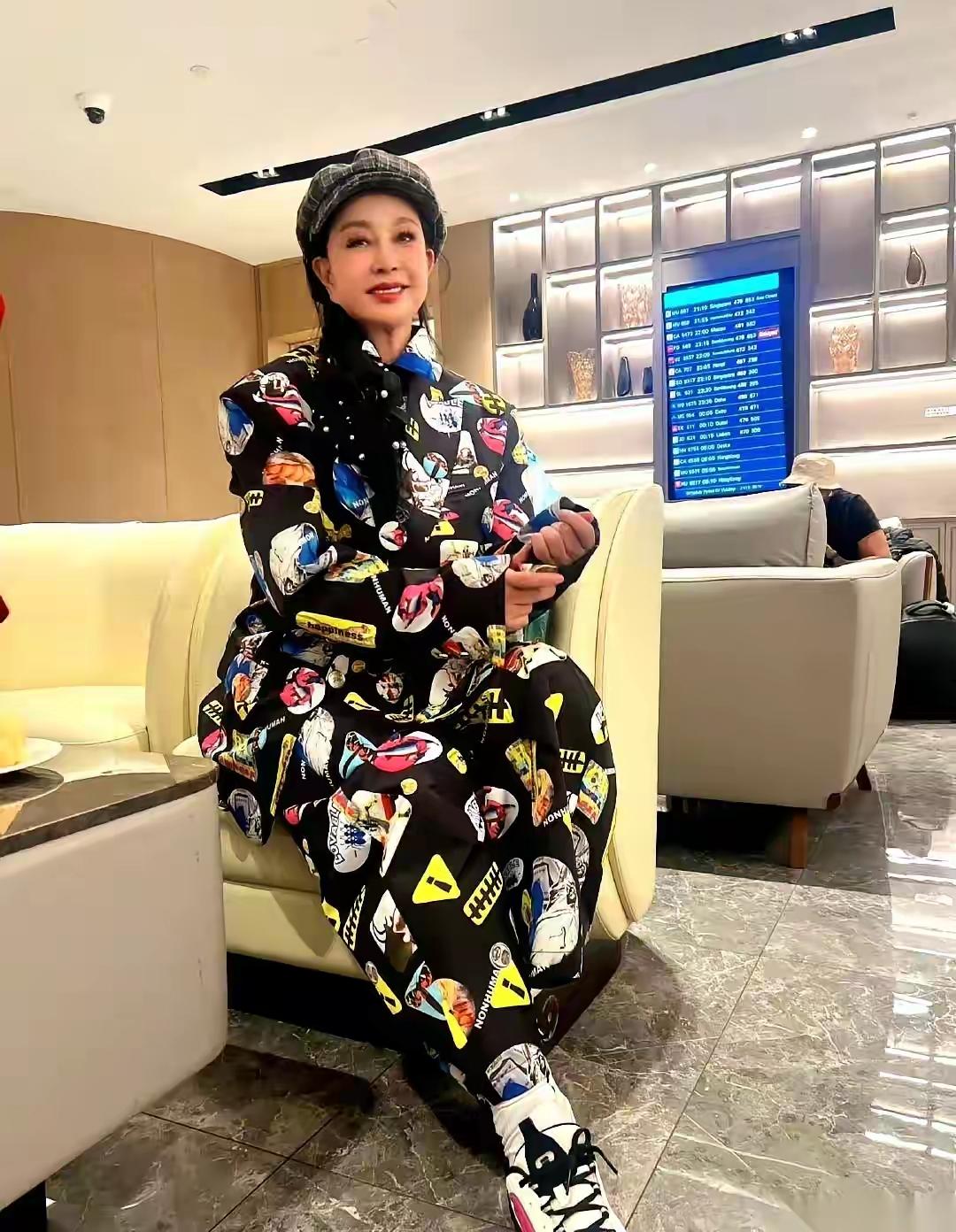 话题女王刘晓庆变身花大姐，看上去确实吸睛，也很美！看起来上了年纪的女人美的尽头是