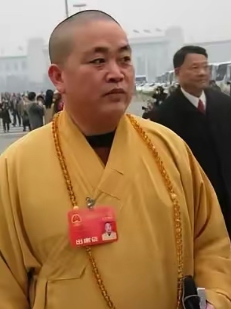 释永信身家百亿肯定是有的！少林寺跟五台山不一样，五台山的位置决定了香火旺！