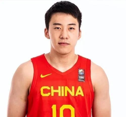 中国男篮4号位的答案———王俊杰，他身高2米06，体重104公斤，臂展出色，兼具