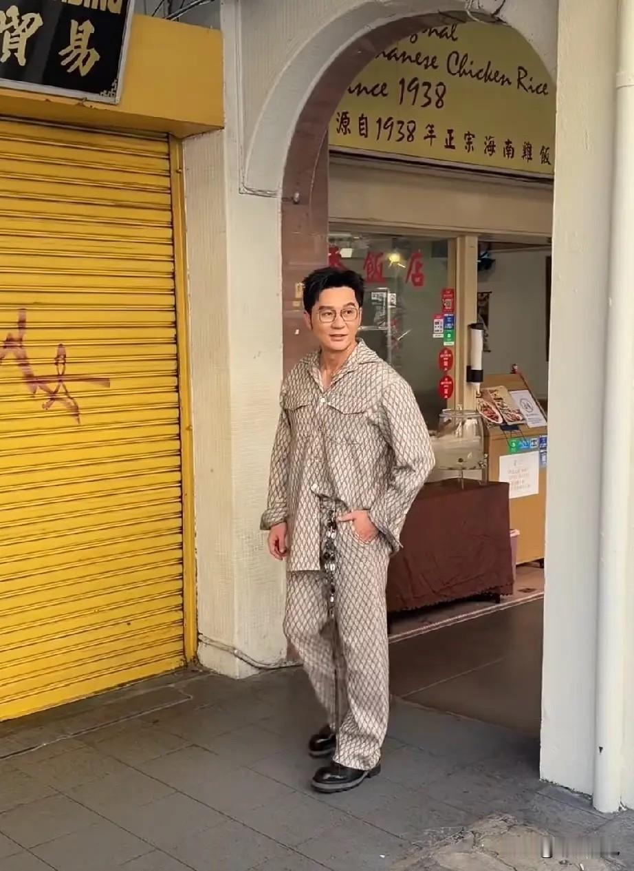 有一说一：李晨混得究竟有多差啊！穿这身衣服拍广告也就罢了，关键还跑去马来