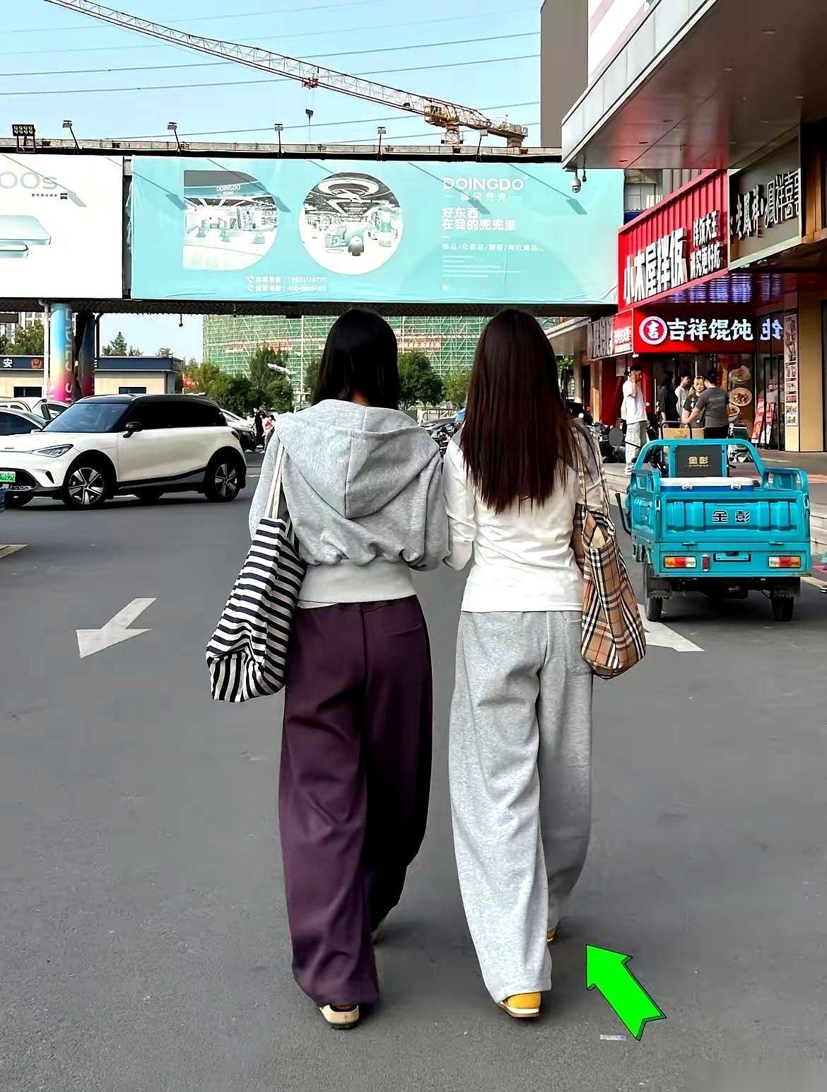 长靴子，好像上辈子的东西了。以前冬天，满大街都是“咔哒咔哒”的清脆声，姑娘们一