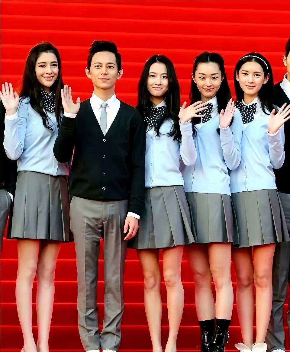 一张老照片，记录一段好时光，留下珍贵的记忆这张照片是电影《栀子花开》的宣传活动