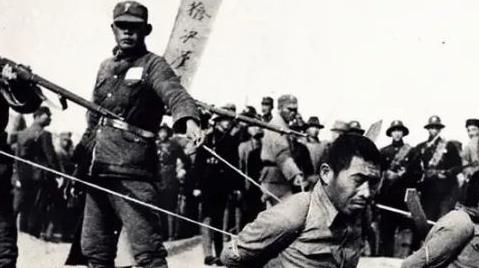 1946年8月，大汉奸万里浪被枪决后，家人在收殓时，却没发现他的尸体。特务头子毛