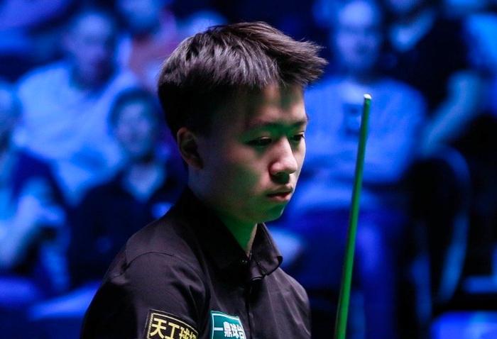 刚刚结束了一场斯诺克苏格兰公开赛1/4决赛，世界排名第96位的20岁小将江俊，苦