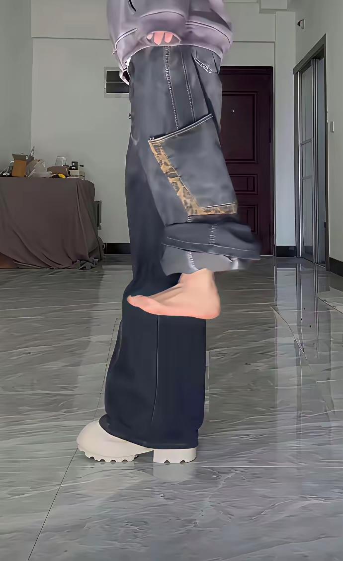 有点震惊，大街上看着高挑得女生，可能就是穿这种恨天高的鞋子出门的。感觉穿这种鞋