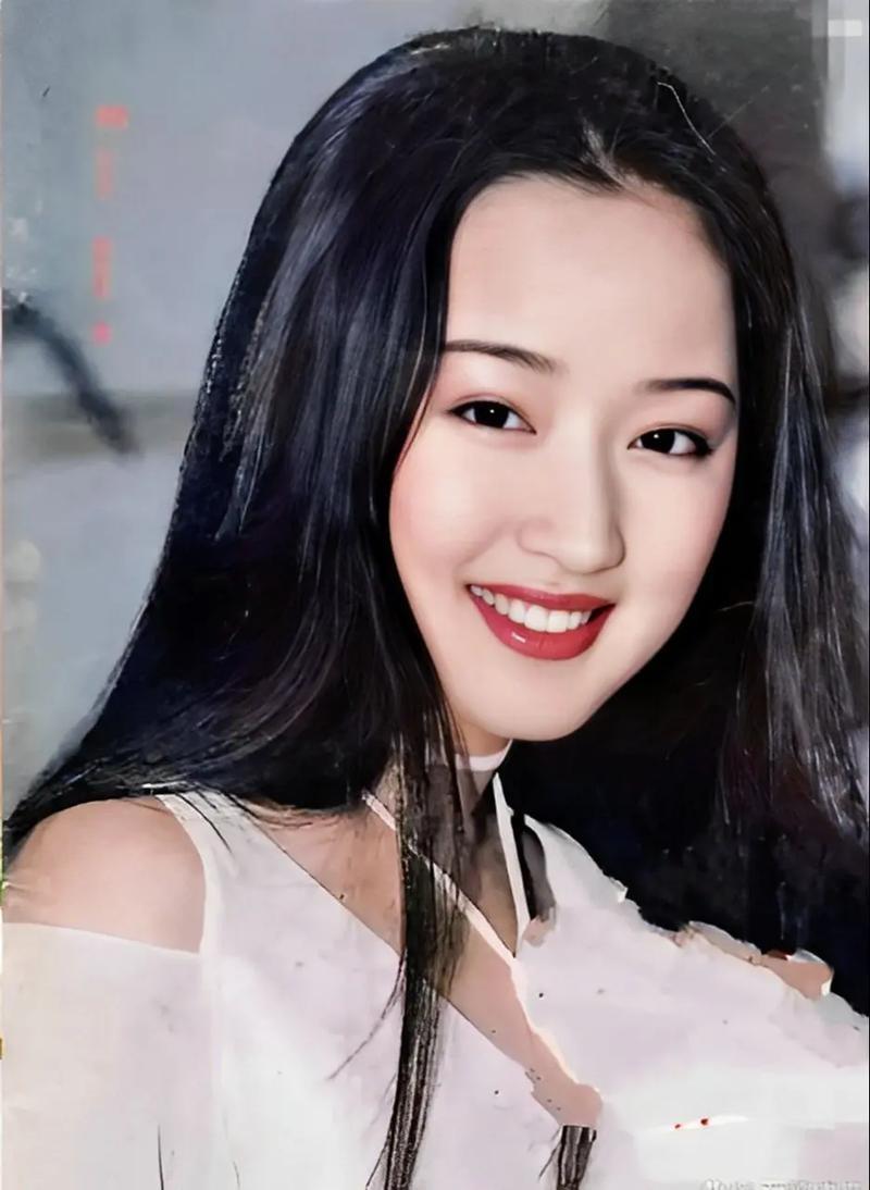 隐瞒了28年后，杨钰莹终于坦言，如果当年答应了毛宁，现在早就当妈了。上世纪90年