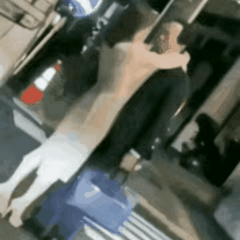 晚上大路上撞见个怪事儿，老男人跟年轻姑娘搂搂抱抱还接吻，女的主动得不行，男的却跟