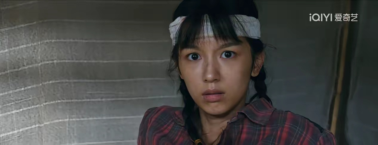 《你好1983》没有过度磨皮滤镜，周也以朴素素颜出镜，真实皮肤质感清晰可见。