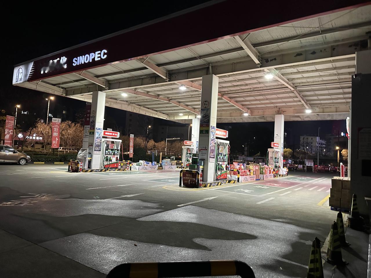 县城晚上8点半的加油站空无一车！背后原因何止电车崛起？晚上8点半，本该是我们