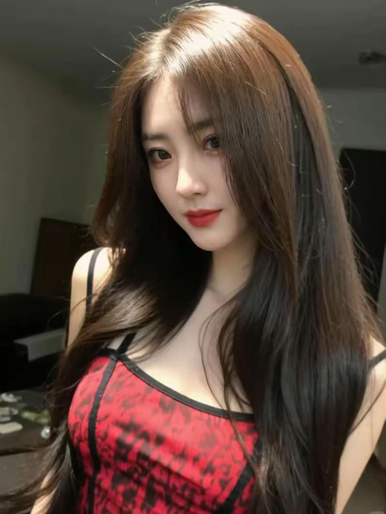 甜美红唇，黑发飘逸，红黑相间，时尚迷人