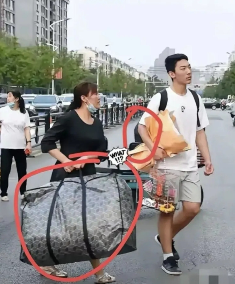 牛高马大的儿子，矮小的妈妈。看到这张图片你有什么感想？