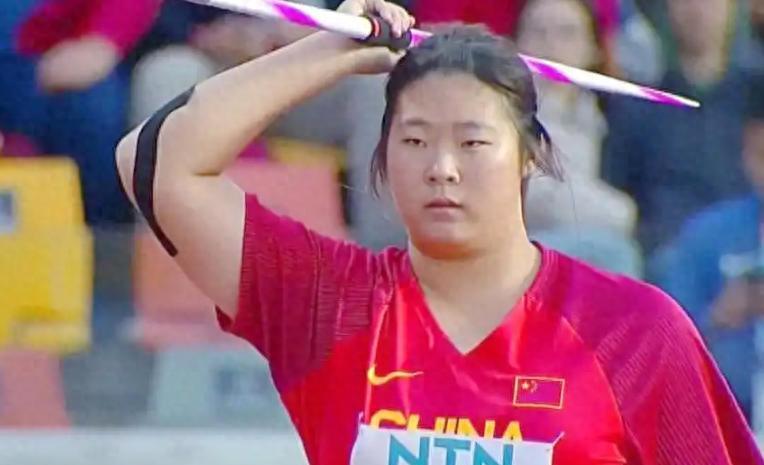 一个18岁的女孩，扔出一杆标枪，71米74。一枪定胜负，这在顶级赛场不常见