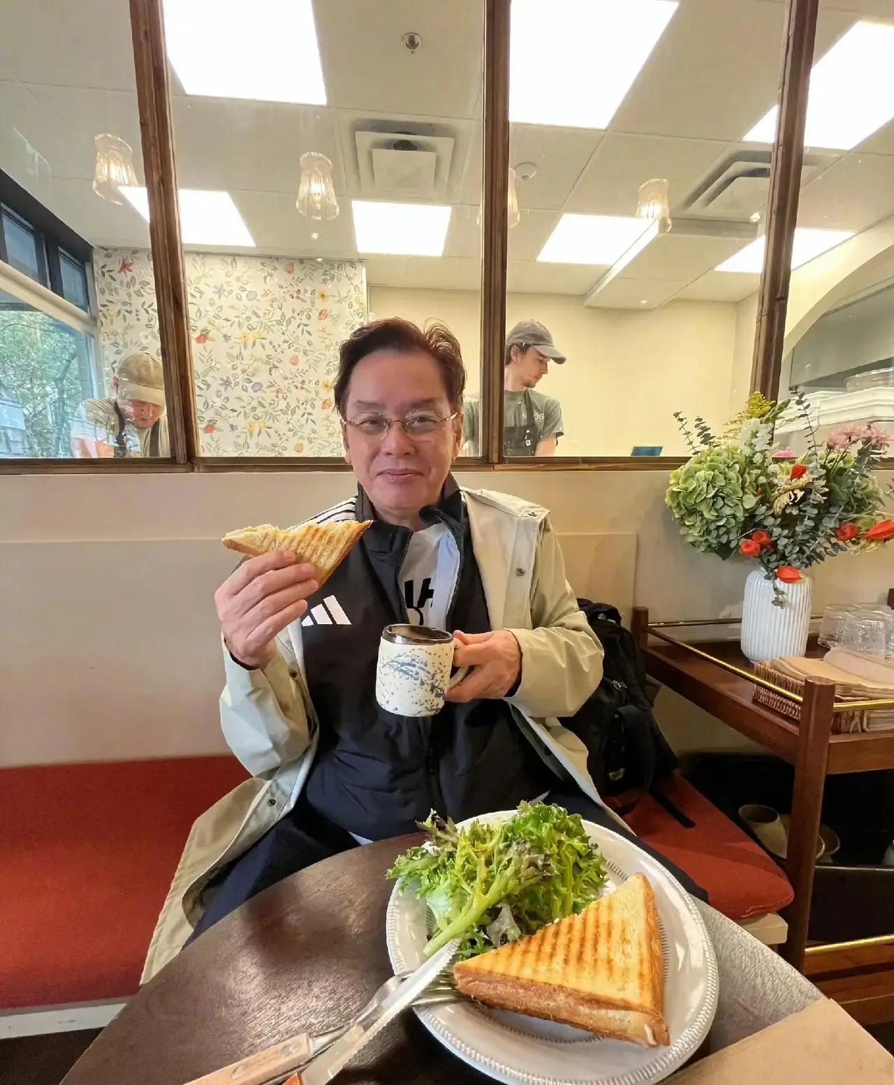 谭咏麟真的是一个劳逸结合的艺人，刚在香港开完演唱会，就去加拿大度假，完全就是工作