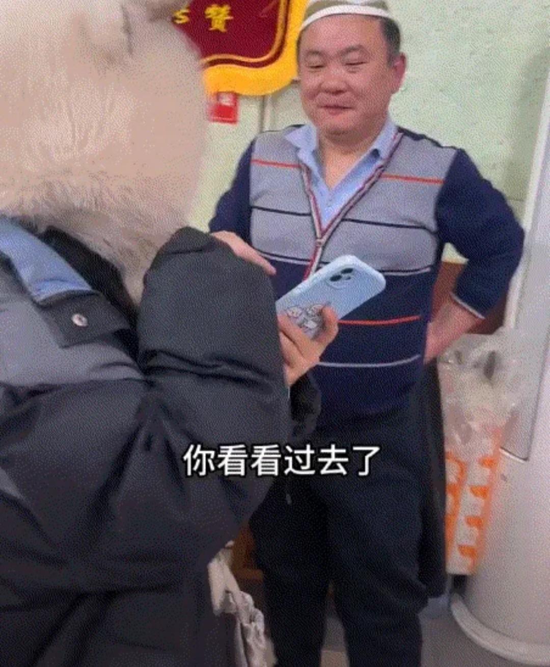 原来北京大妞的真诚不是吹出来的!北京一女子到饭店吃完饭后，因为赶飞机，拎起行