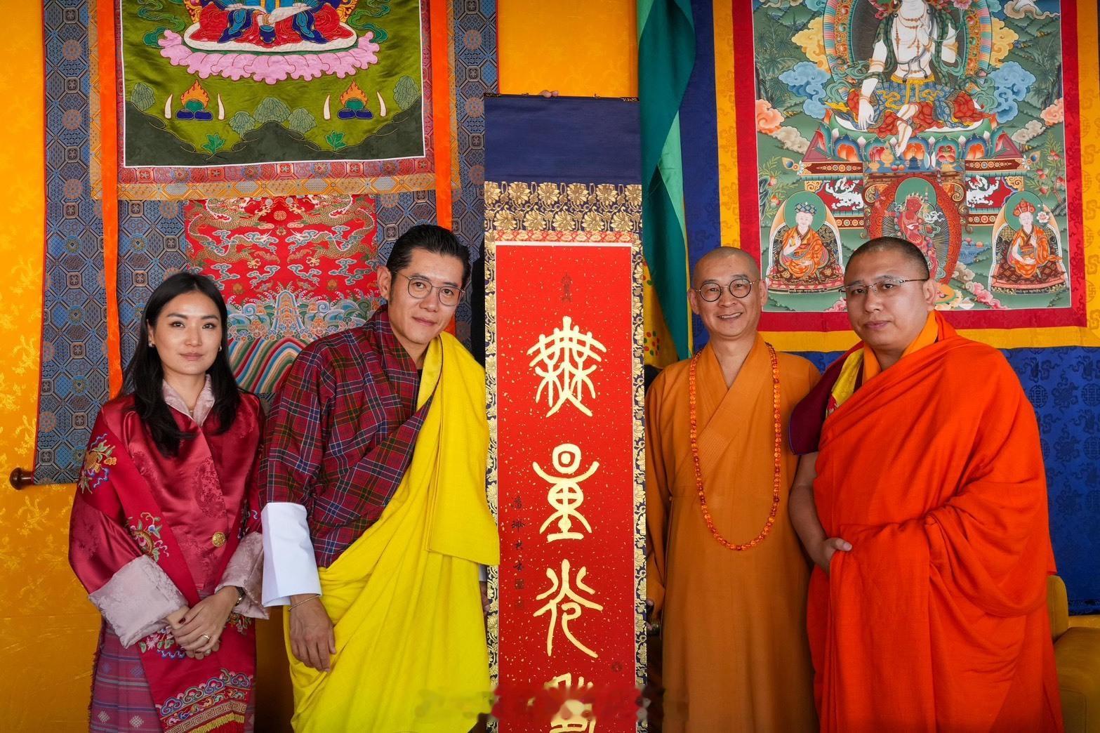 王室王室不丹王室2025年11月，县城的祈福大会，有弯弯的人士也参加了，甚至拜