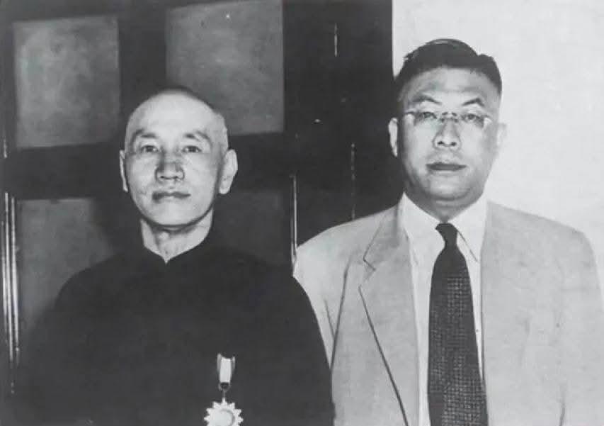 蒋介石退守台湾，是谁出的主意？1948年11月，蒋介石召开了一次秘密会议。会议讨