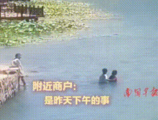 河南许昌，两个男孩下湖捞鱼溺水，女孩看到他们在水中挣扎，急忙走入水中想营救溺水的