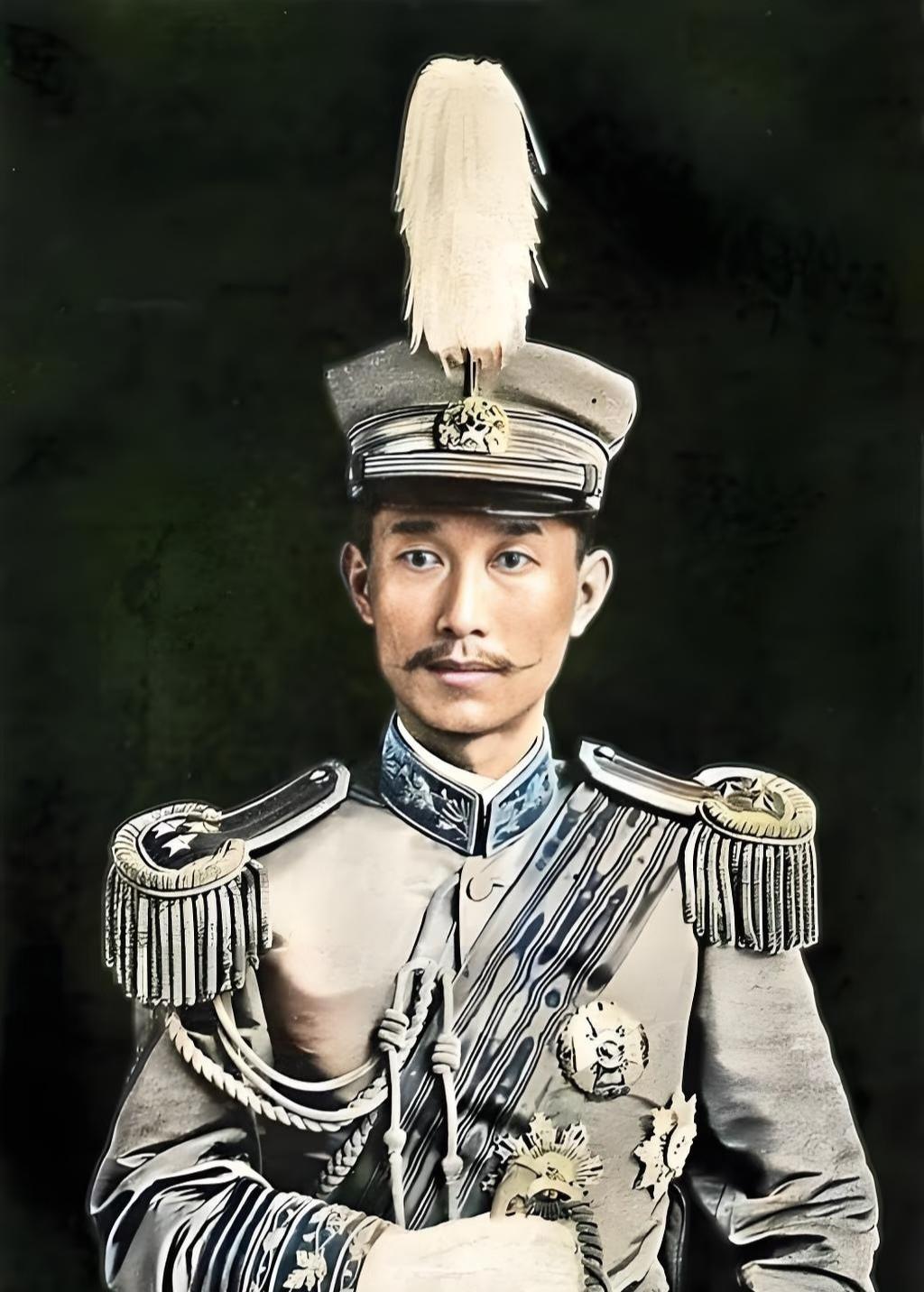 他是终结袁世凯帝王梦的护国神将，是为四万万同胞争人格的民国军神，更是整个民国唯一