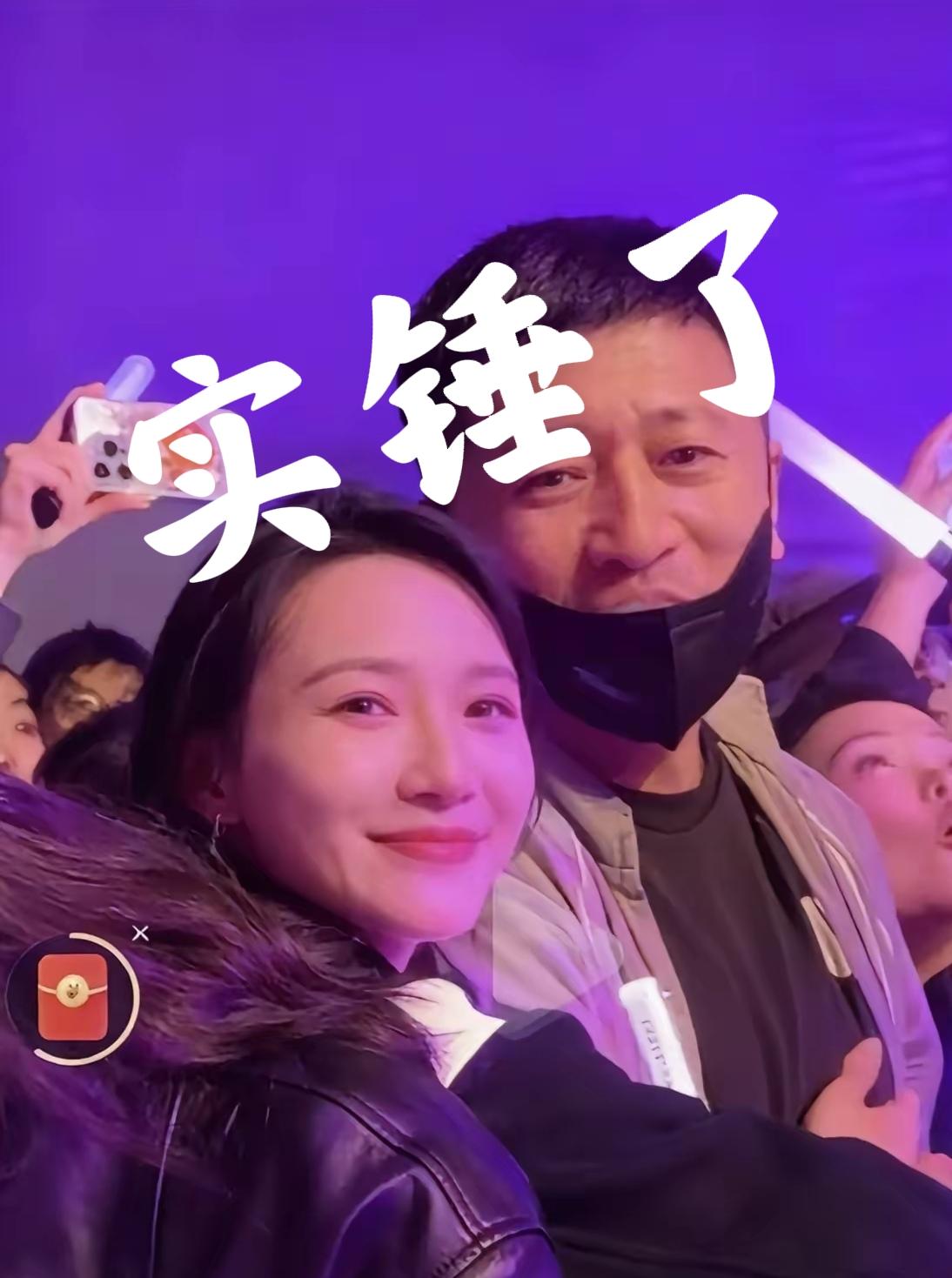 都拍到正脸了，还有人说是他老婆，人怎么能眼拙到这种程度？咱挨个说说五官上的差异。