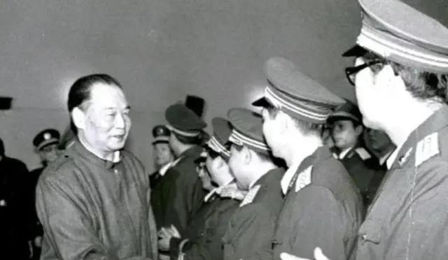 1974年冬，浙江副省长王芳处境不佳，妻子刘馨写了一封求助信。寄到伟人处，伟