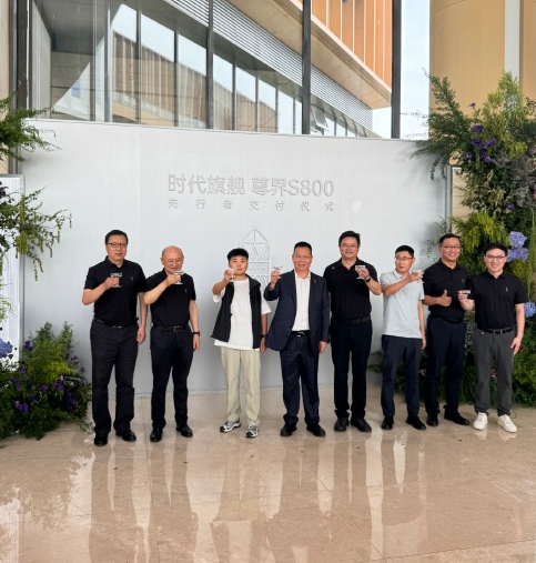 交车仪式把一辆尊界S800变成社交门票，华为用灯光和签名把车主钉进“尊贵”名单，