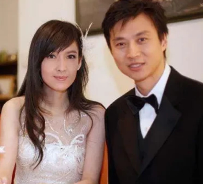1989年，倪震和李嘉欣分手后开始追求“玉女掌门人”周慧敏，8年后她跟随倪震前往