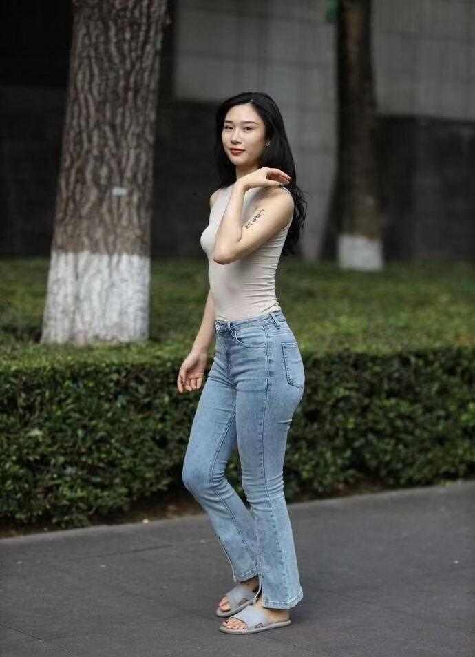 婚姻，是舒服着的烦恼；家庭，是不讲理的地方。聪明的女人，仰视自己的丈夫；优