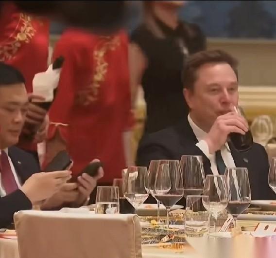 马斯克国宴上大口吃喝玩手机，其他人都在到处走动闲聊！！这家伙竟然直接上手抓食物往