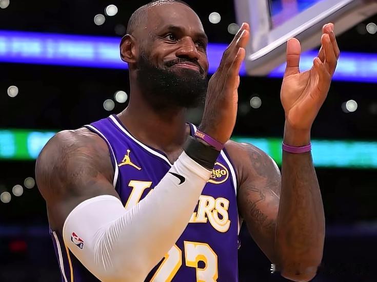 老詹复出打了8场比赛，球队6胜2负11月19日湖人140-126大胜爵士老詹