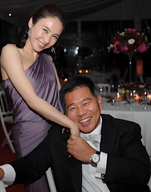 瘸腿富豪马廷强追了6年黎姿没有追到手。 2009年，38岁的黎姿走投无路，哭