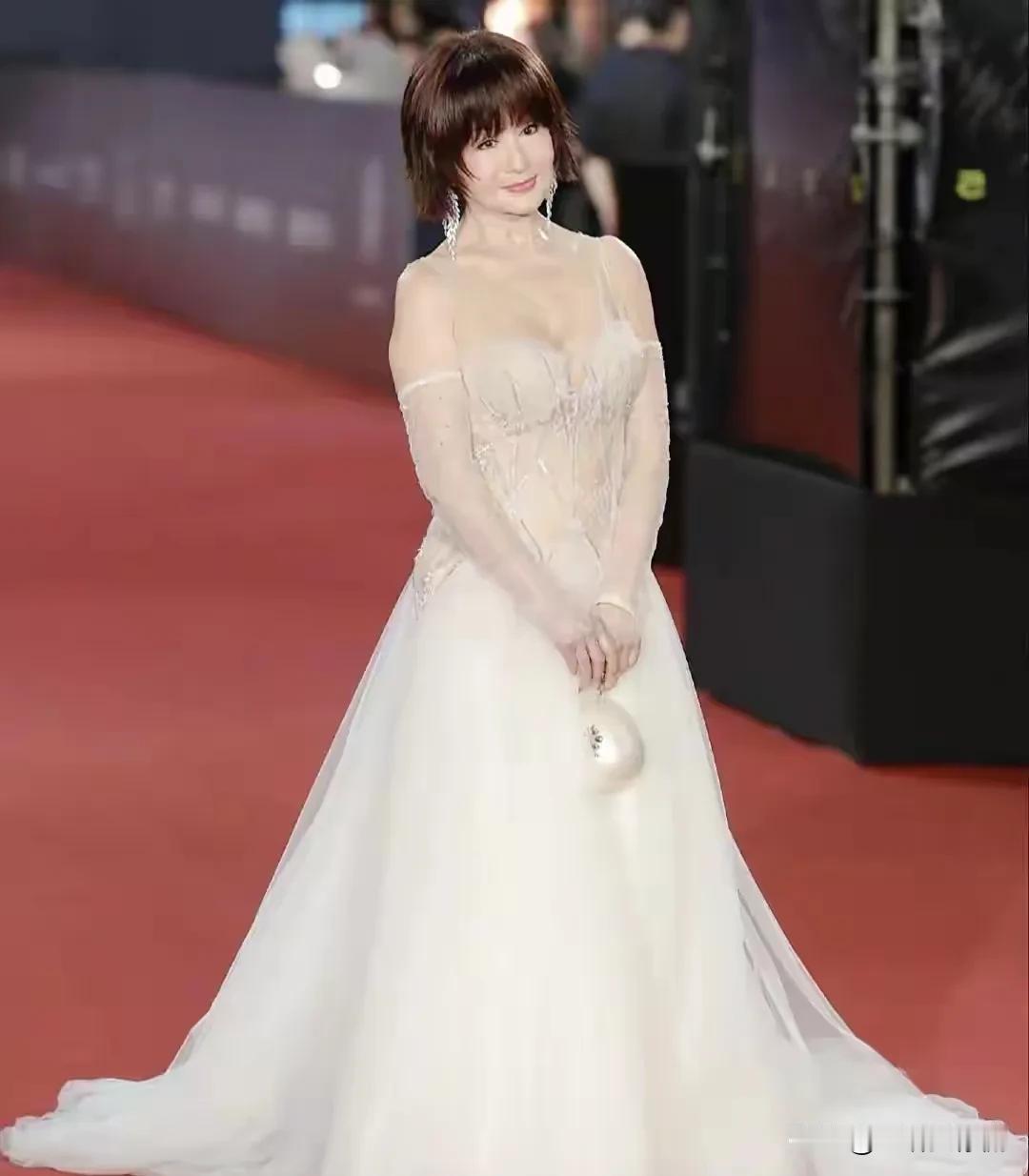 发现了吗，比刘晓庆更厉害的女人出现啦，她不是叶倩文，也不是叶童，而是，7