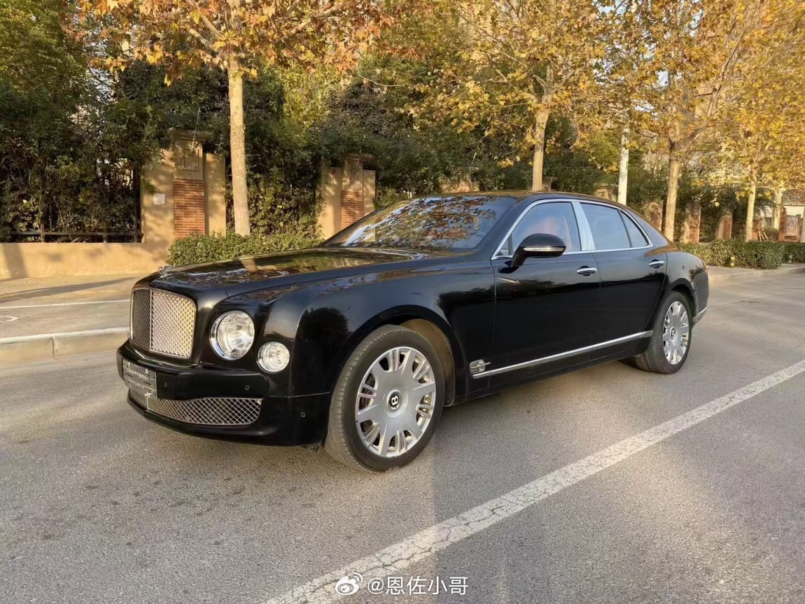 怎么说也是曾经宾利的旗舰型产品虽然已经有十多年了但这气势还是很在线的这辆宾利慕尚