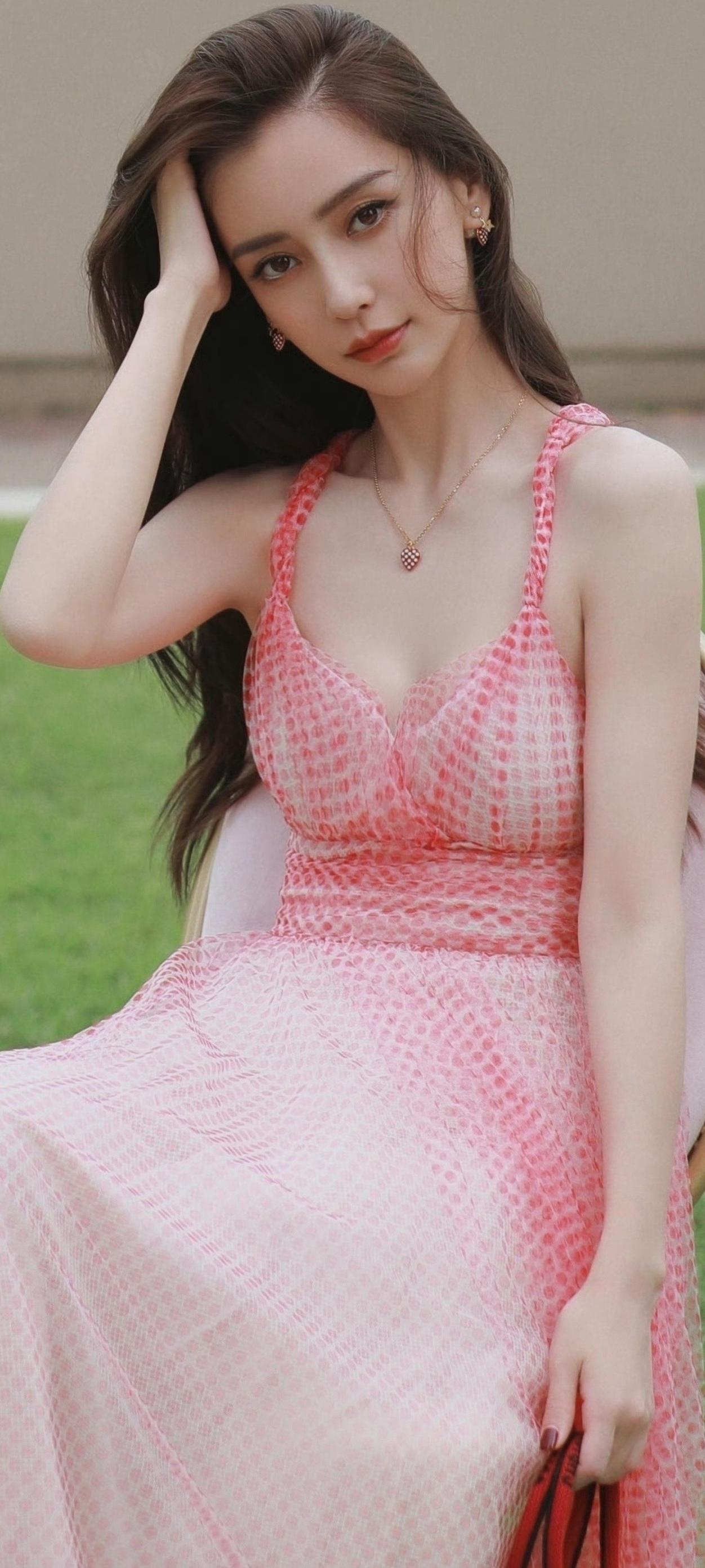 杨颖，优雅红裙，柔美如梦，轻纱飘逸，宛如仙子。杨颖明星时尚养眼美照分享杨颖