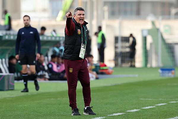 安东尼奥绝对不是一个只会开大脚的教练！看看U23国足的三线阵型的保持，队员之间的